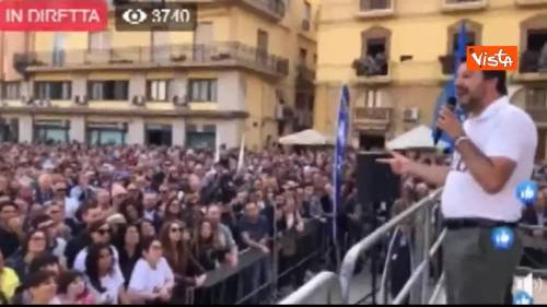 Salvini: “Due ragazze mi hanno chiesto selfie e si sono baciate, ho detto auguri e figli maschi”