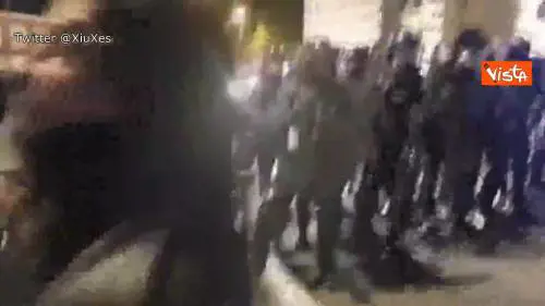 Gilet Gialli, 24esimo sabato di proteste. Cani e spray urticante contro i manifestanti