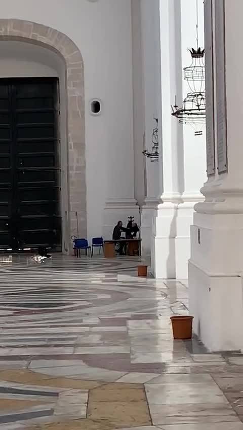 Catania, botte da orbi tra i custodi di una chiesa