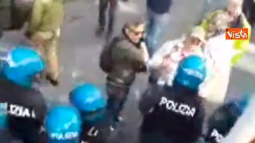 Corteo No Tav a Torino, polizia lascia passare i manifestanti dopo le cariche