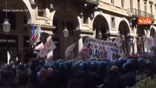 Torino, scontri tra i No Tav e la polizia