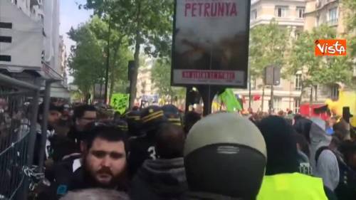 Gilet Gialli a Parigi, cori e fischi contro polizia, primi volti incappucciati tra i manifestanti
