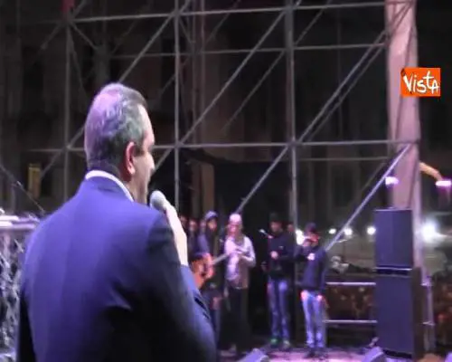 Concerto 1 Maggio, de Magistris con pugno alzato irrompe su palco: “Orgoglioso di essere napoletano”