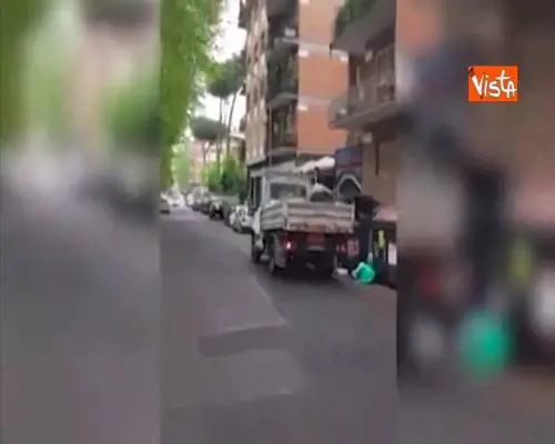 Getta immondizia nei cassonetti sbagliati, Raggi pubblica video: “Beccato ennesimo zozzone”