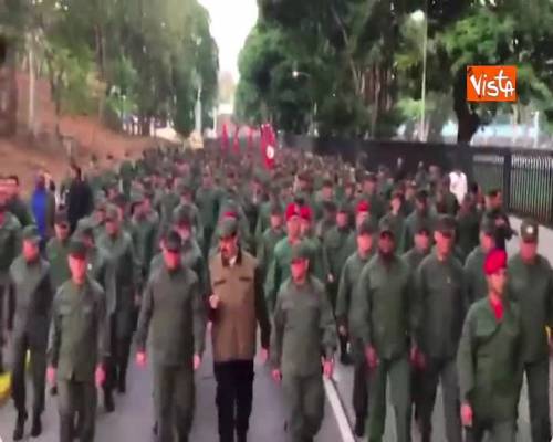 Venezuela, Maduro sfila con i militari: “In marcia per sconfiggere il tentativo di golpe”