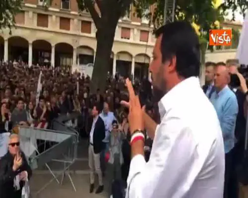 Salvini contestato a Modena: "Meno canne e più uovo sbattuto che state meglio"