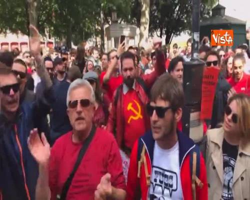 Salvini contestato a Modena, manifestanti in piazza cantano “Bella ciao” 