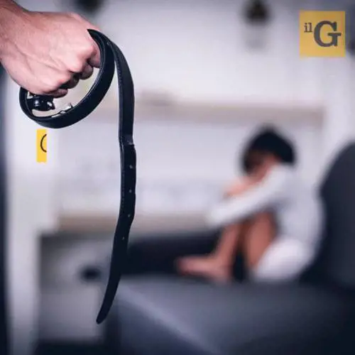 Padre cinese prende a cinghiate il figlio che gioca vestito da donna