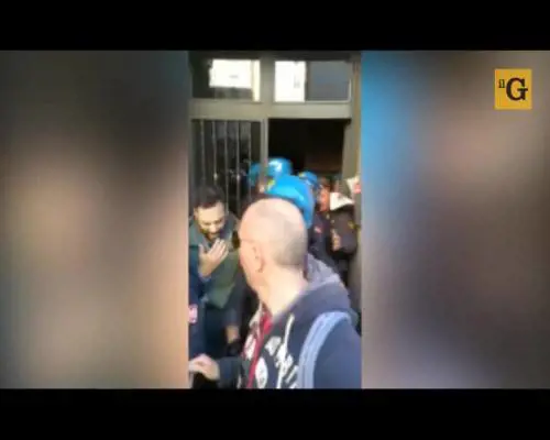Casal Bruciato, tensione tra residenti e polizia all'arrivo dei rom