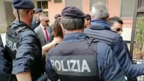 Casal Bruciato, pioggia di insulti contro la Raggi