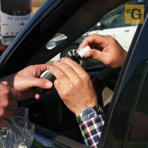 Straniero ubriaco si scontra contro auto dei carabinieri: denunciato