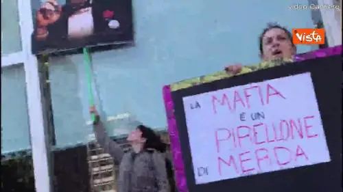 Tangenti in Lombardia, secchi di letame davanti alla sede della Regione