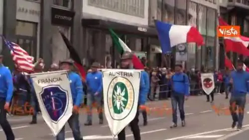 A Milano sfilano gli Alpini