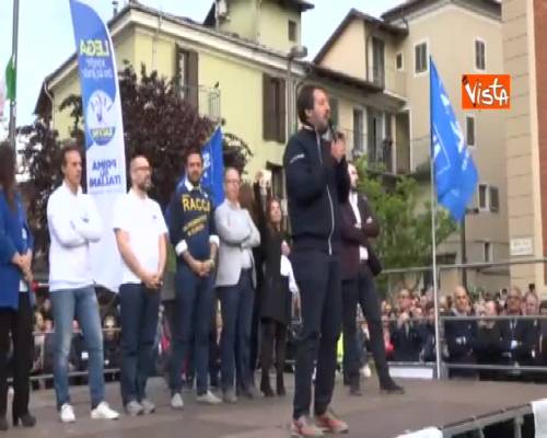 Salvini contestato a Settimo Torinese: "Gli unici fascisti siete voi"
