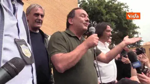 Mimmo Lucano agli studenti: "Il mio è un sogno di umanità, sono uno di voi"