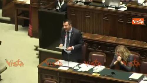 Cartelli Pd in Aula, Salvini: "Mia figlia si diverte così". Carfagna: "Non siamo a scuola"