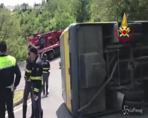 Scuolabus si ribalta nel Padovano: feriti sette bambini