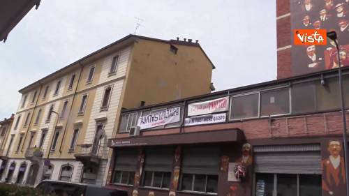 Striscioni contro Salvini a Milano, la protesta il giorno della manifestazione in piazza Duomo