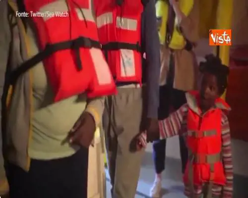  Migranti, autorizzato lo sbarco delle famiglie su Sea Watch 