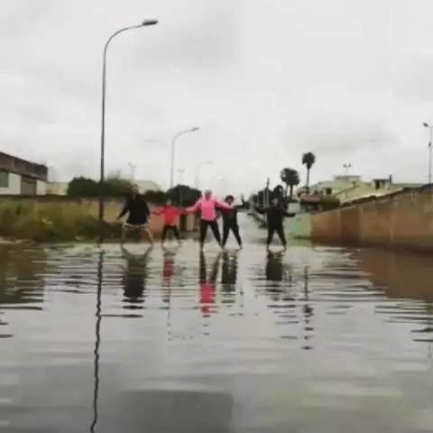 Brindisi, le strade si allagano i cittadini protestano con una lezione di acquagym