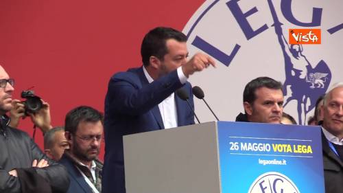 Salvini nomina Papa Francesco durante il comizio, fischi in Piazza Duomo