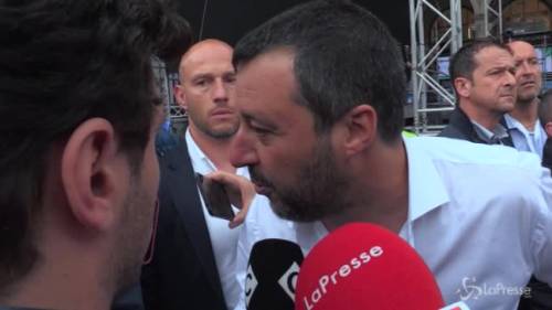 Sovranisti a Milano, Salvini stizzito a giornalista: "Non mi occupo di striscioni"