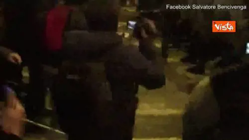 In migliaia a Firenze protestano contro Salvini, cariche sui manifestanti
