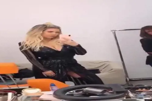 Wanda Nara mostra gli slip dietro le quinte di Tiki Taka