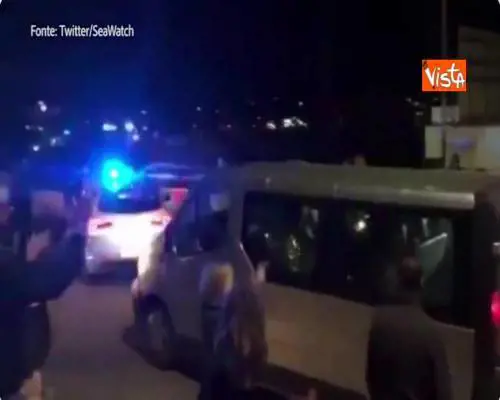  Migranti della Sea-Watch accolti da applausi e cartelli “Welcome in Lampedusa” 