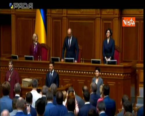 Zelensky è il nuovo presidente ucraino, il giuramento al Parlamento 