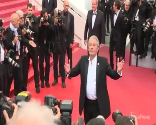 Alain Delon in lacrime a Cannes