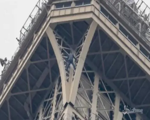  Scala la Tour Eiffel e minaccia il suicidio: fermato