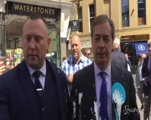 Il leader del Brexit Party colpito da un milkshake 