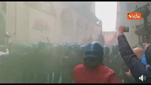 Scontri a Bologna durante comizio di Forza Nuova, lancio di oggetti contro la Polizia