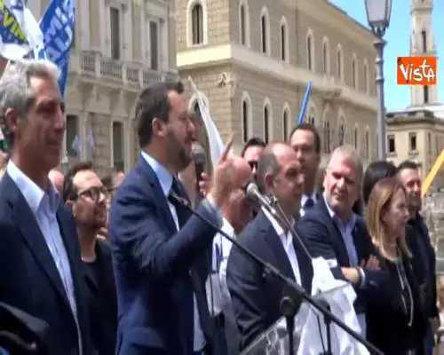 Salvini: "No a immigrati che staccano le dita a morsi a un poliziotto, porti chiusi"