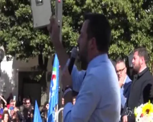Salvini: "Guai a chi toglie crocifissi e presepi"