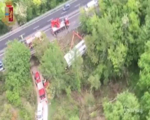 Siena, si ribalta bus turistico: un morto e diversi feriti