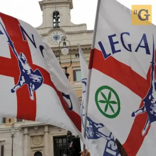 Vittoria, vandalo strappa manifesto Lega e aggredisce chi lo riprende