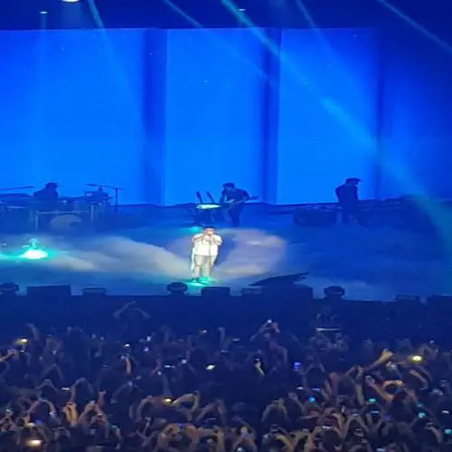 Ultimo smette di cantare per aiutare una fan
