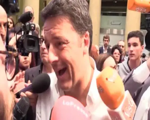 Migranti, Renzi: "La questione non si risolve con selfie e post come fa Salvini"