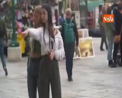 Banksy artista ambulante in Piazza San Marco a Venezia. E i vigili lo cacciano