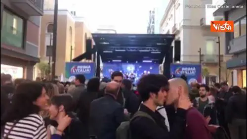 Il bacio gay davanti al comizio di Matteo Salvini, la protesta pacifica contro l’omofobia