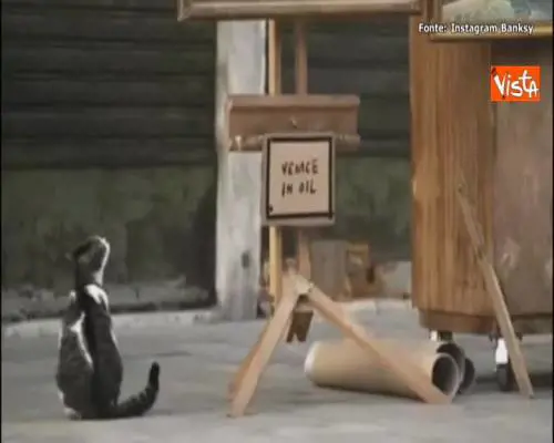 Banksy espone installazione a Venezia, la polizia locale lo invita ad andarsene