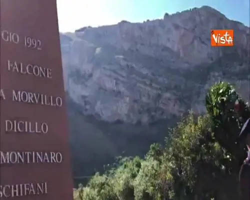 Salvini a Capaci depone corona di fiori in memoria di Falcone