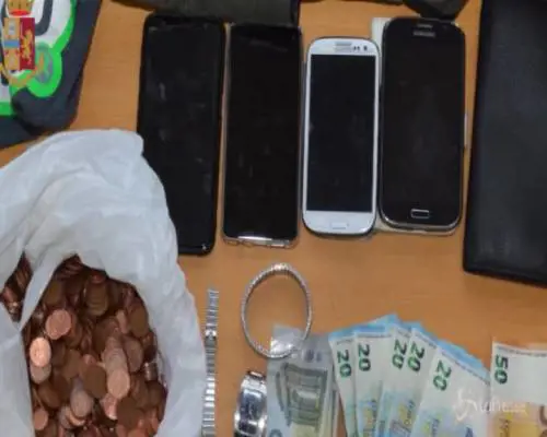 Reggio Calabria, lo scippo ripreso dalle telecamere