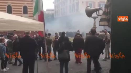 Genova, gli antifascisti all'attacco