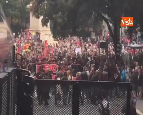 Comizio Casapound a Genova, scontri tra antagonisti e polizia