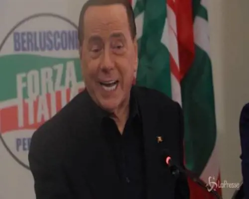 Berlusconi tra selfie e barzellette: "Circondato da belle donne, succede sempre così"