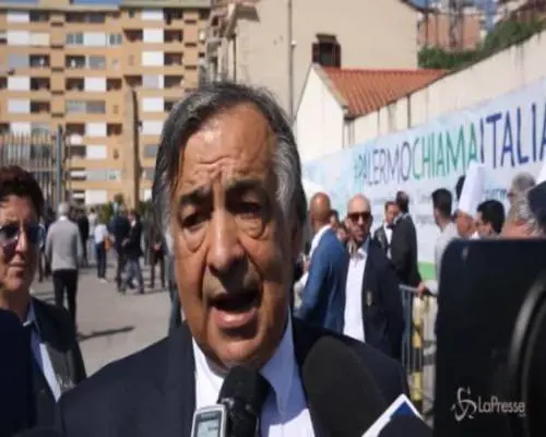 Capaci, Orlando lascia l'aula bunker prima che arrivi Salvini