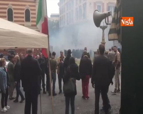 Comizio di Casapound a Genova sotto i lacrimogeni e le proteste degli antifascisti